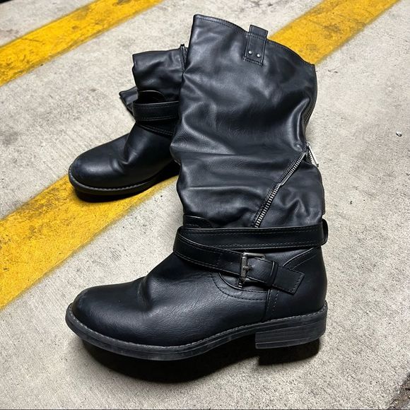 Women's Pull-On Black Slouch Boots with Decorative Zipper and Buckle :: Size 9 - Picture 2 of 7